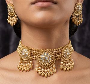 Collier ras du cou et boucles d'oreilles en laiton de qualité supérieure, style antique poli, avec pierres Jadau Kundan, collection pour mariage - Product Image 3