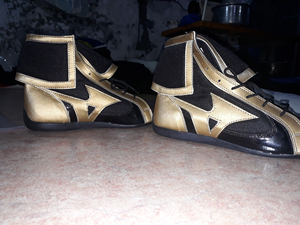 Gants de boxe professionnels de qualité supérieure, chaussures en cuir noir et doré, semelle parfaite - Product Image 2