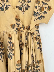 Robe courte beige en coton à imprimé floral pour femme, style cache-cœur, col en V, manches courtes, tenue d'été légère, style bohème, pour la plage - Product Image 3