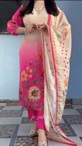 Traje Tradicional Rosa Floral Salwar Kameez con Kurti de Seda con Cuello en V y Ondas, Pantalón y Dupatta con Hermoso Estampado y Trabajo Manual en el Cuello - Product Image 2