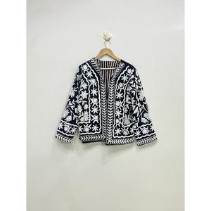 Chaqueta Acolchada de Algodón Negra para Mujer con Bordado Floral Blanco, Ecológica y de Secado Rápido, Estilo Étnico Boho Casual Corta - Product Image 1
