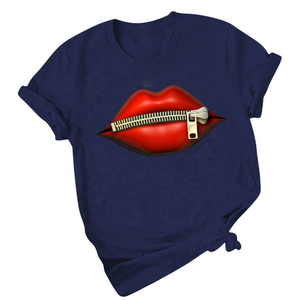 T-shirt décontracté à manches courtes et col rond pour homme, imprimé lèvres rouges et fermeture éclair, coupe classique, en jersey de coton, motif avant - Product Image 1