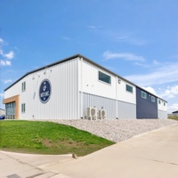 Entrepôt moderne en structure métallique préfabriquée 2026 avec certification CE, taille et couleur personnalisées, bâtiment métallique structurel