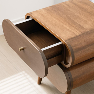 โต๊ะข้างเตียงไม้เนื้อแข็งแบบขายส่ง ดีไซน์เรียบง่ายสไตล์คลาสสิก เฟอร์นิเจอร์ห้องนอนพร้อมลิ้นชักและพอร์ตชาร์จ - Product Image 3