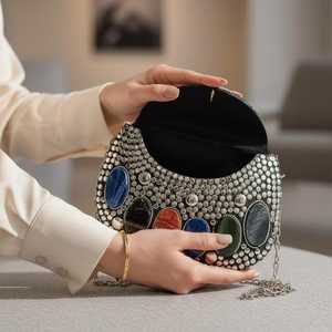 Sac à main de luxe fait main pour femme, orné de mosaïque florale artistique en métal et de perles, idéal pour les fêtes, les mariages et les voyages - Product Image 3