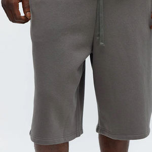 Pantalones cortos de color sólido para hombre con diseño de logotipo personalizado y ajuste cómodo, cintura elástica, diseño moderno y material transpirable a precio económico. - Product Image 3