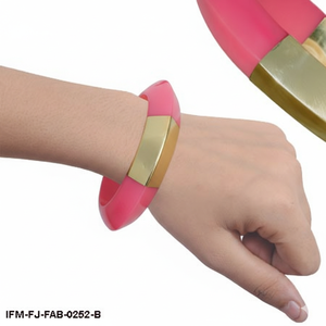 กำไลข้อมือเรซิ่นสีชมพูเก๋ไก๋พร้อมฝังทองขัดเงา เครื่องประดับทรงเรขาคณิตทันสมัยสำหรับผู้หญิง - Product Image 3