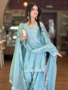 Ensemble Kurti et Palazzo en soie de verre romain de créateur avec broderie de sequins lourds et dupatta à rivets et perles – Collection pour mariages et soirées - Product Image 3