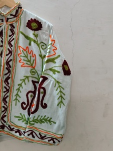 Veste en velours brodée à la main pour femmes |   Veste en velours blanc à fleurs avec broderie bordeaux, verte et orange |   Art indien - Product Image 4