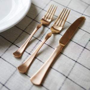 Juego de Cubiertos de Lujo en Oro Rosa, Acero Inoxidable 18/10 con Acabado Mate Cobre, PVD de Grado Alimenticio, para Bodas, Fiestas y Restaurantes - Product Image 1