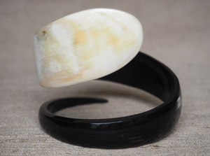 Brazalete de cuerno de búfalo natural con diseño de serpiente en espiral de Perfect Enterprises - Product Image 3