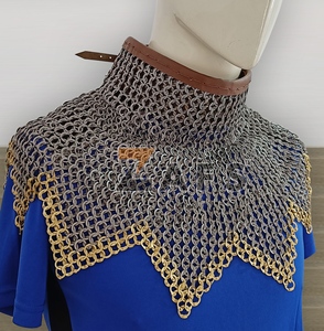 Collier de chevalier médiéval artisanal en acier doux avec anneaux en laiton, motif en zigzag, garniture en cuir pour reconstitution historique - Product Image 1