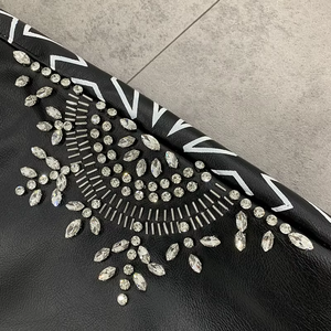 Shorts en similicuir PU noir sur mesure pour homme, coupe droite, avec strass et diamants - Product Image 3