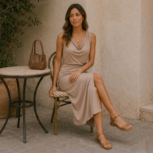 Vestido midi sin mangas con cuello tipo cowl en tela de viscosa beige con frente drapeado y silueta ajustada para uso casual de verano. - Product Image 4