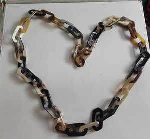 Collar de Cadena de Cuerno de Búfalo Hecho a Mano MN EXPORTS, Eslabones Grandes Multicolor, Joyería Artesanal Natural de Uttar Pradesh - Product Image 1