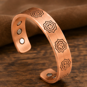 Bracelet de santé en cuivre massif gravé avec un mantra ayurvédique traditionnel, bijoux en métal à la mode, design exquis en relief - Product Image 2