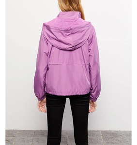 Veste de pluie légère imperméable pour femme avec doublure en mesh, coupe-vent pliable avec capuche, pour la vente en gros - Product Image 2