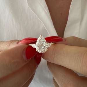 Anillo de Compromiso de Tres Piedras con Diamante en Forma de Pera de 3 Quilates, Diamante Cultivado en Laboratorio E VS1, Oro Amarillo de 14k, Certificado IGI - Product Image 1