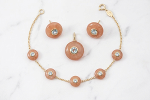Suministro al por mayor de colgantes de piedra lunar de melocotón con incrustaciones de circonita azul redonda, chapado en oro de 18k, para minoristas, proveedor versátil de joyería - Product Image 2