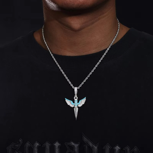 Colgante de Espada con Alas de Ángel de Lujo Estilo Hip Hop, con Moissanita y Plata Brillante, Joyería de Alta Gama para Fiestas y Eventos, Regalo Ideal - Product Image 4