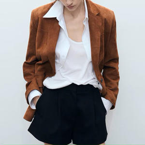 เสื้อแจ็คเก็ตหนังกลับผู้หญิง สีน้ำตาล สไตล์ลำลอง/ทางการ สำหรับใส่ทำงาน ปกเสื้อแบบลา펠 ทรงเข้ารูป สั่งตัดได้ ผลิตจากหนังแกะแท้ แฟชั่นเสื้อโค้ท - Product Image 2