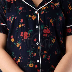 Conjunto de pijama de algodón de lujo para mujer con camisa con botones y pantalón a juego para relajarse en casa. - Product Image 6