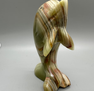 Figurine de dauphin en onyx brun multi-tons gravée à la main, sculpture artisanale élégante en marbre pour la décoration intérieure, thème océan - Product Image 2