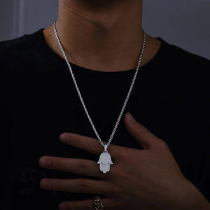 Colgante de Mano Hamsa Religiosa de Plata de Ley 925 Bañada en Oro Blanco con Moissanita VVS Iced Out Elegante para Hombre - Product Image 3