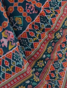 Sari traditionnel KV en rayonne bleu marine imprimé, infroissable et à séchage rapide, pour occasions de fête, avec chemisier non cousu pour femme - Product Image 5