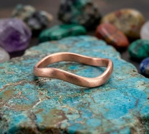 Bague spirale en cuivre antique de haute qualité, design artisanal, accessoire géométrique premium - Product Image 3