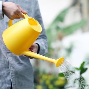 Arrosoir en plastique jaune de qualité supérieure, outil de jardinage durable, finition peinte - Product Image 1