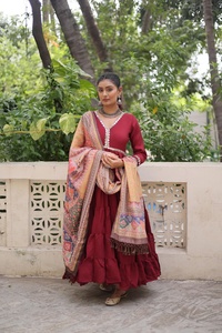 Vestido de tela romana pesada con volantes y encaje de espejo, y dupatta de muselina de ganchillo con estampado y encaje Dori Jal. - Product Image 1