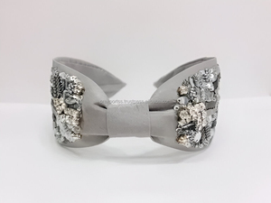 Diadema Acolchada Gris Luminosa de Lujo Hecha a Mano Ecológica con Bordado Metálico para Mujer, Ideal para Novias, Boutiques y Fiestas - Product Image 2