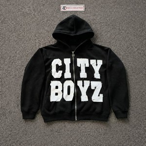 Sudadera con capucha negra City Boyz con cremallera, estilo urbano oversize, estampado gráfico, diseño de letras desgastadas, moda urbana para hombre - Product Image 5