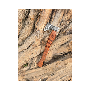 Hacha estilo vikingo con mango de madera y diseño celta para uso en supervivencia al aire libre. - Product Image 4