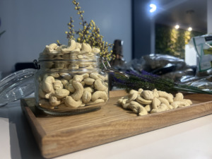Noix de cajou entières séchées de qualité supérieure, grade W320, naturelles, non salées, en vrac, d'Inde, pour les collations, la pâtisserie, la transformation alimentaire, Dev Namo - Product Image 2