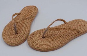 Sandales de plage en jacinthe d'eau : Claquettes bohèmes en raphia - Product Image 3