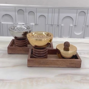 Ensembles de bakhoor en métal doré et argenté exquis avec bases en bois côtelées sur plateaux en bois, parfaits pour la parfumerie et la décoration intérieure. - Product Image 3