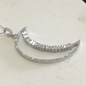 Collier pendentif demi-lune en argent sterling 925 plaqué rhodium avec pierre naturelle blanche taille baguette sertie en canal, chaîne torsadée, 1,50 carats au total G - Product Image 3