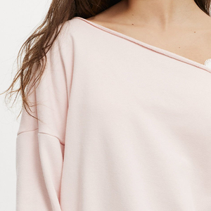 Sweat-shirt oversize premium pour femme en molleton lavé, col rond, avec logo personnalisé sur le devant, style décontracté et confortable, idéal pour l'hiver et le streetwear. - Product Image 4