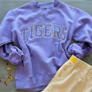 เสื้อสเวตเชิ้ตคอกลมสีม่วงทรงโอเวอร์ไซส์ ปักลายเสือพร้อมตัวอักษรด้านหน้า แบบยูนิเซ็กส์ สไตล์ลำลองถักนิตติ้ง สำหรับฤดูใบไม้ร่วง - Product Image 4