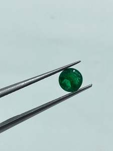 พลอยมรกตธรรมชาติคุณภาพสูงจากแซมเบีย สำหรับทำเครื่องประดับ ทรงกลมเจียระไนบริลเลียนท์ ขนาด 5 มม. น้ำหนัก 0.40 กะรัต - Product Image 2