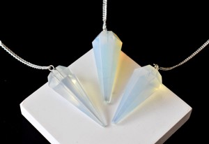Pendules facettés sculptés en opale blanche de haute qualité pour la radiesthésie, le Reiki, la guérison et l'équilibrage des chakras - Product Image 4