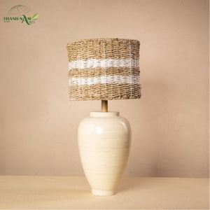 Lampe de table artisanale moderne et minimaliste en bambou et jonc de mer avec base en céramique, abat-jour d'intérieur - Product Image 6