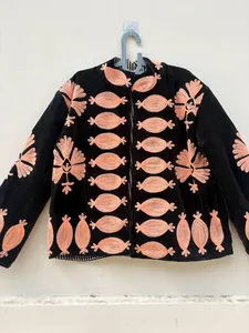 Chaqueta de Terciopelo Negro Premium para Mujer, Abrigo Corto Sofisticado para Damas, Prenda Destacada, Blazer de Terciopelo de Lujo, Regalo para Ella - Product Image 4