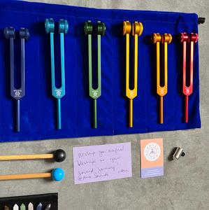 Juego de Diapasones de 7 Chakras Mars International: Aluminio Ponderado con Martillo y Bolsas - Product Image 4