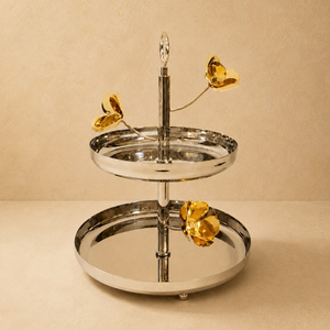 Impresionante soporte de dos niveles para postres, adornado con hermosos motivos florales dorados, ideal para mesas de té de lujo. - Product Image 3