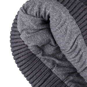 Bonnet tricoté unisexe personnalisé avec logo, gris côtelé en acrylique, style bonnet de pêcheur à revers avec patch en cuir noir - Product Image 6