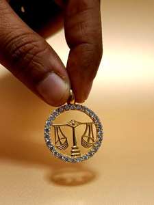 Pendentif Signe Astrologique Balance en Argent 925 et Or Massif 18K, Moissanite Ronde Taille Brillant, Sertissage Clos, Charme Classique Unisexe - Product Image 6