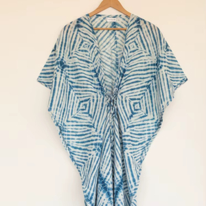Robe kaftan à col en V, en coton bleu, motif shibori, teinte à la main, lavable, écologique, pour les vacances - Product Image 1